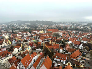 Vista aérea de Nördlingen do alto da torre Daniel com a muralha circular