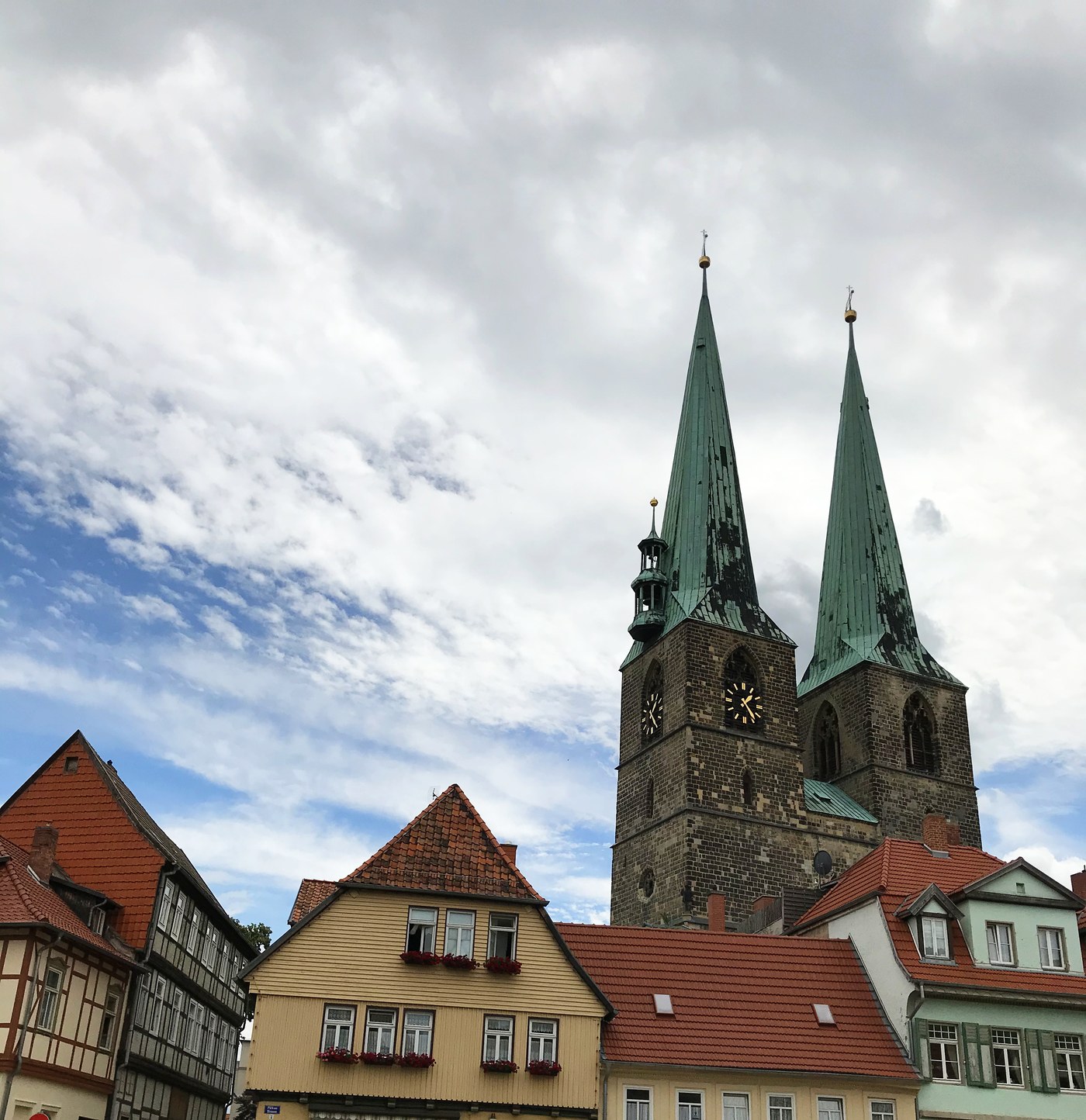 Torres gêmeas da igreja de São Nicolau sobre os telhados de Quedlinburg