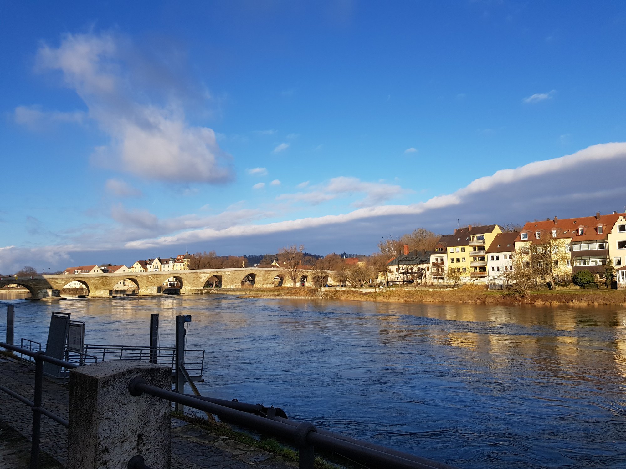 Ponte de Pedra de Regensburg sobre o Danúbio com o casario da cidade velha ao fundo
