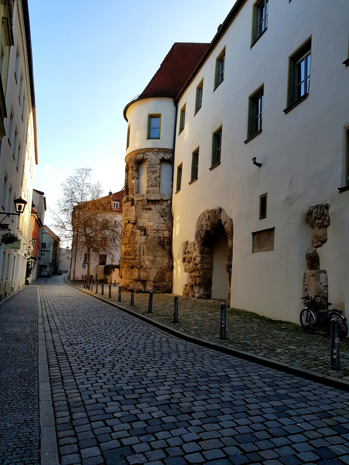 Porta Praetoria romana encravada numa rua do centro de Regensburg