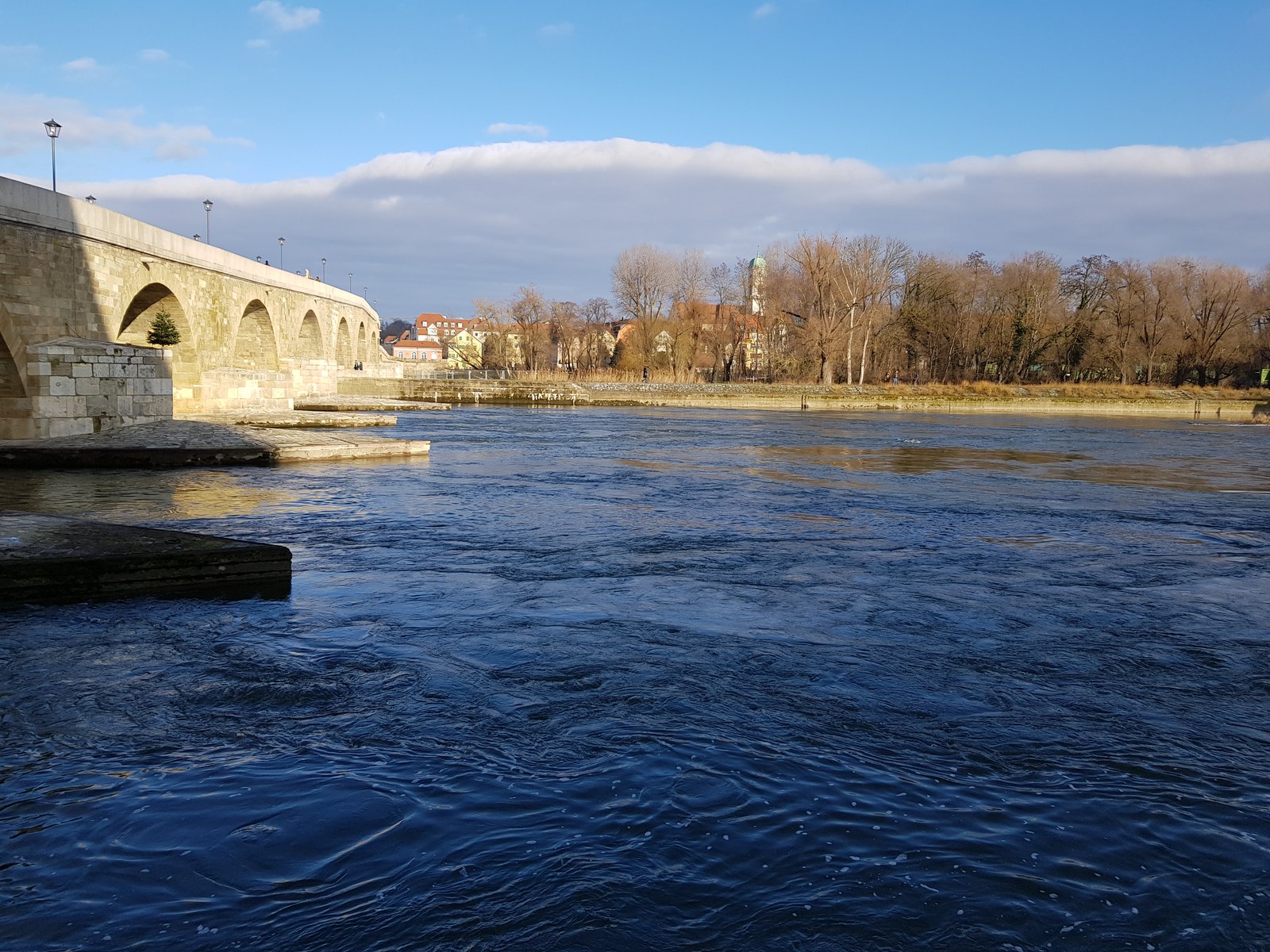Arcos da Ponte de Pedra de Regensburg vistos da margem do Danúbio