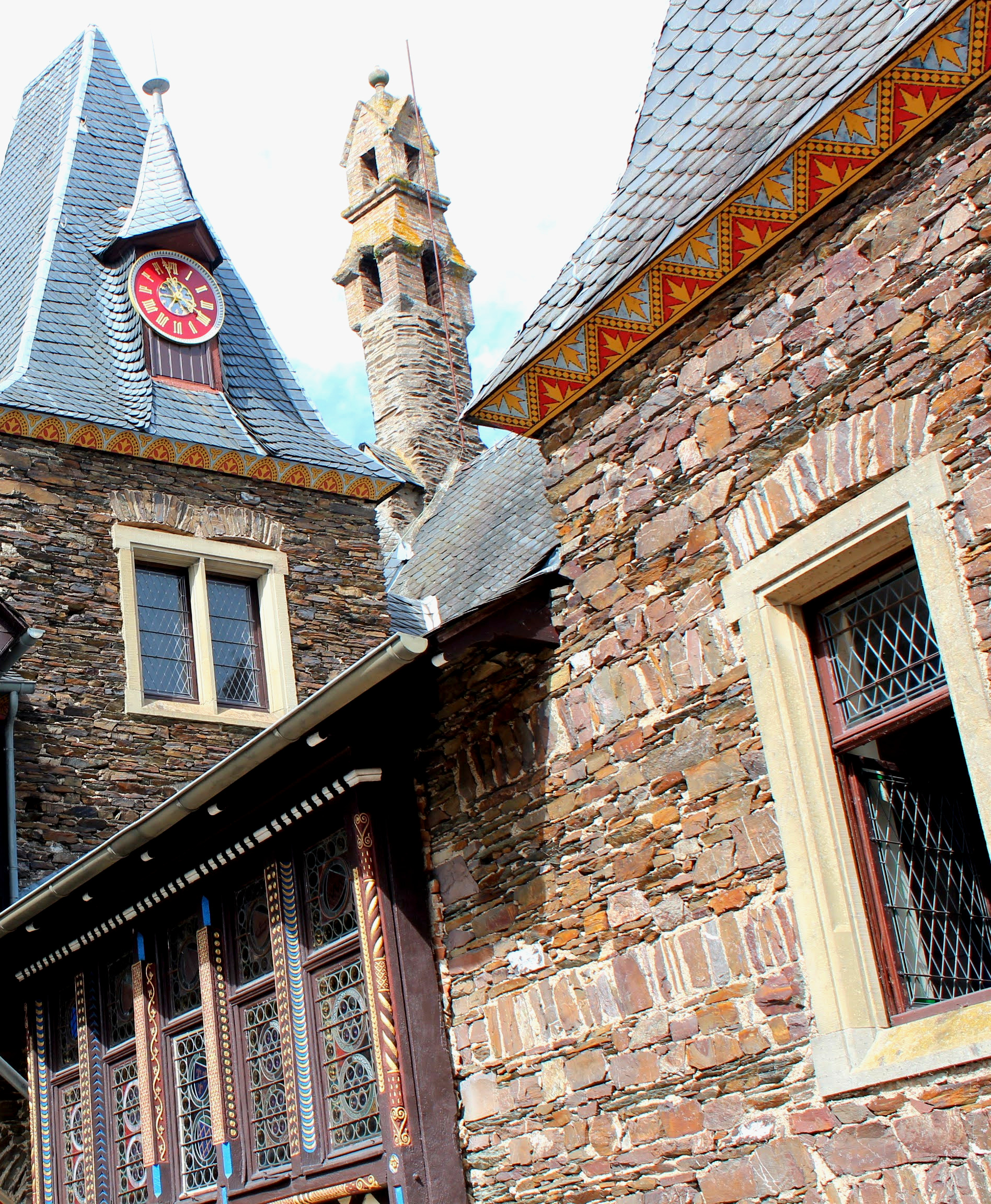 Relógio vermelho, friso pintado e galeria de madeira entalhada no Reichsburg de Cochem