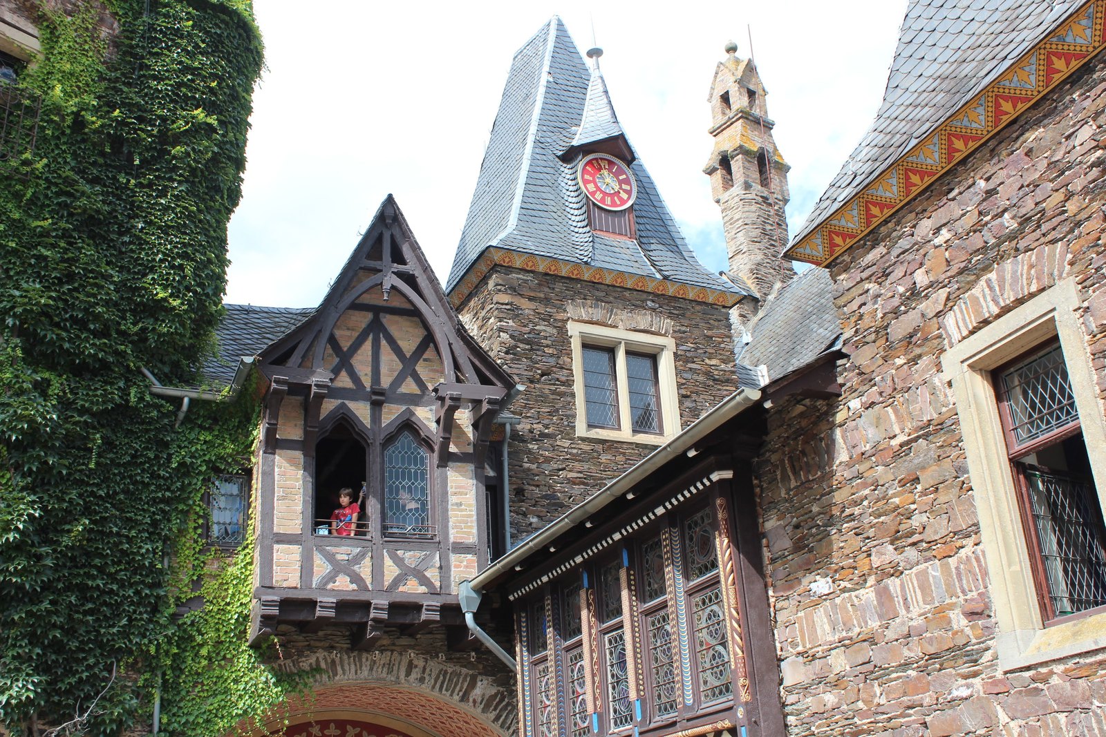 Torre do relógio e sacada de enxaimel do Reichsburg Cochem