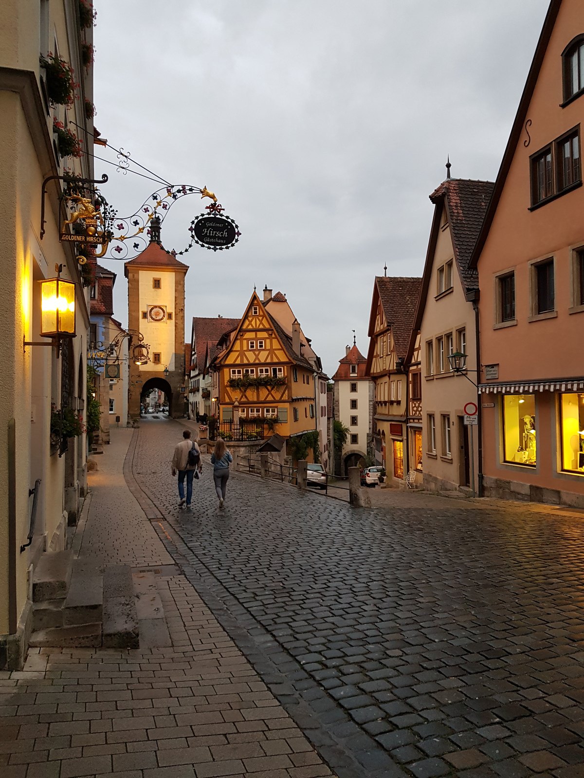 Plönlein de Rothenburg ob der Tauber na hora azul, com lampiões acesos