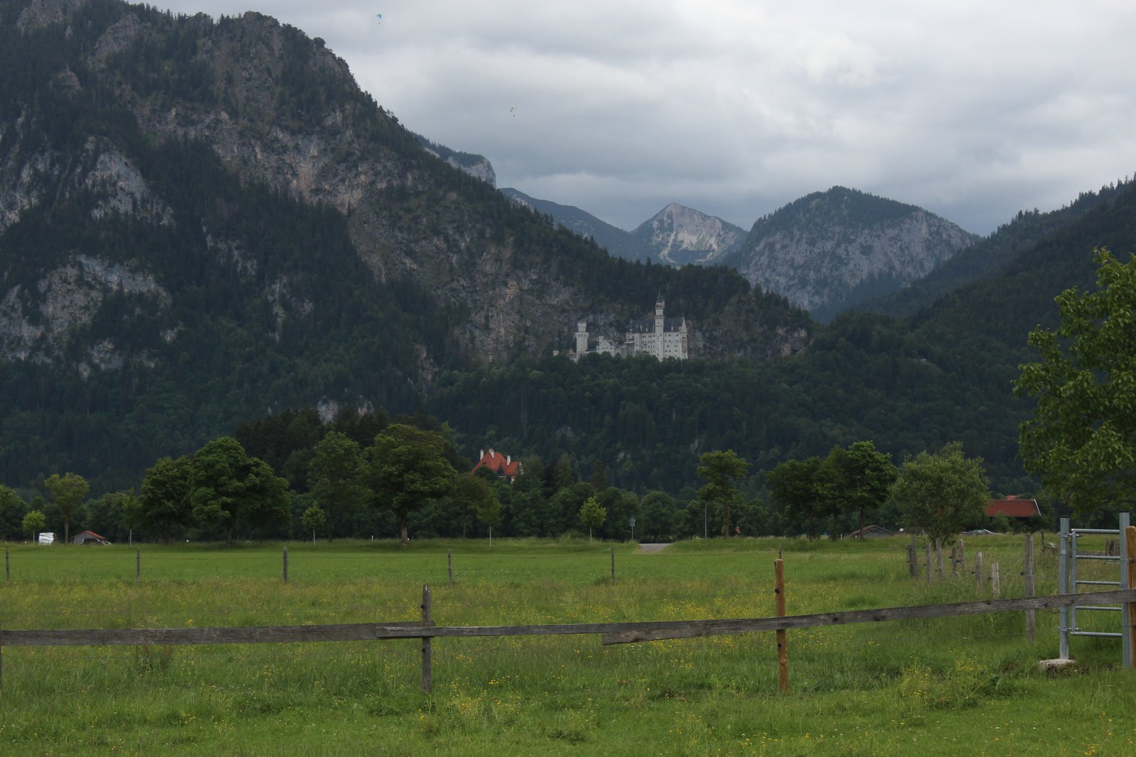 Castelo de Neuschwanstein no vale de Schwangau com os Alpes ao fundo