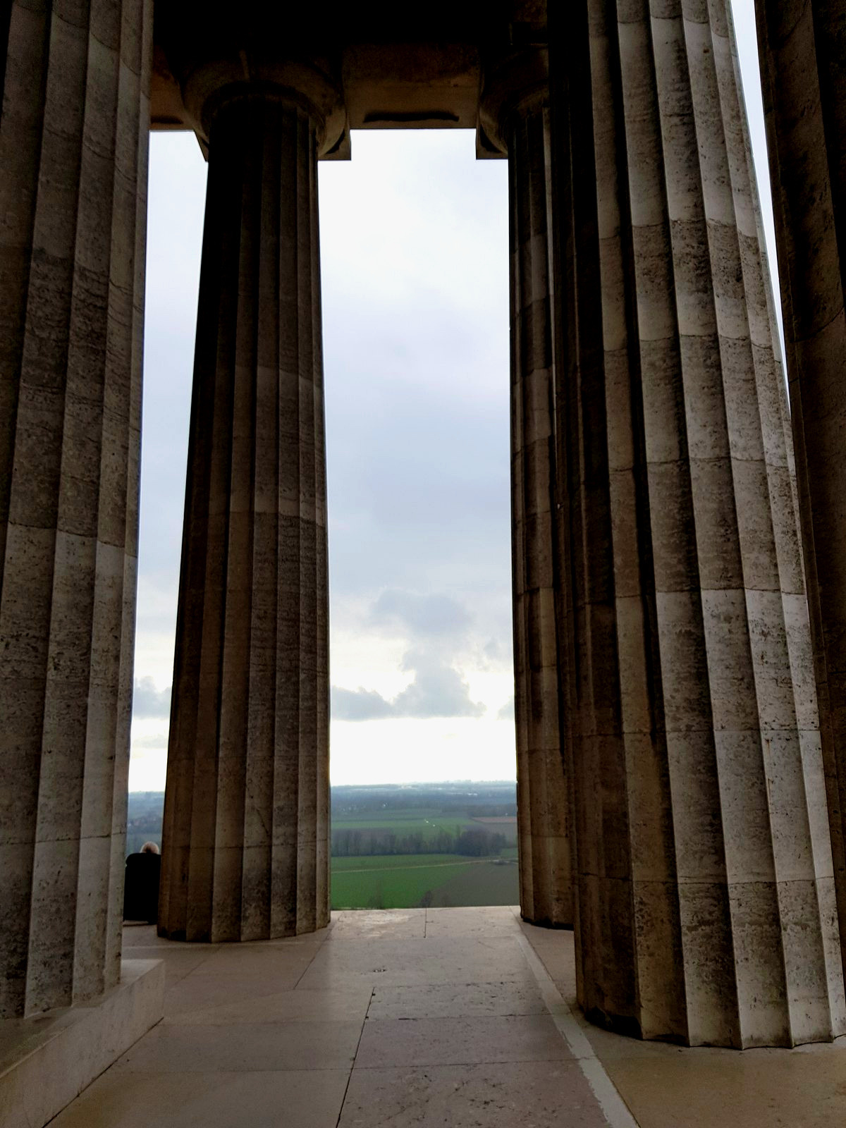 Colunas do pórtico do Walhalla com a planície aberta ao fundo