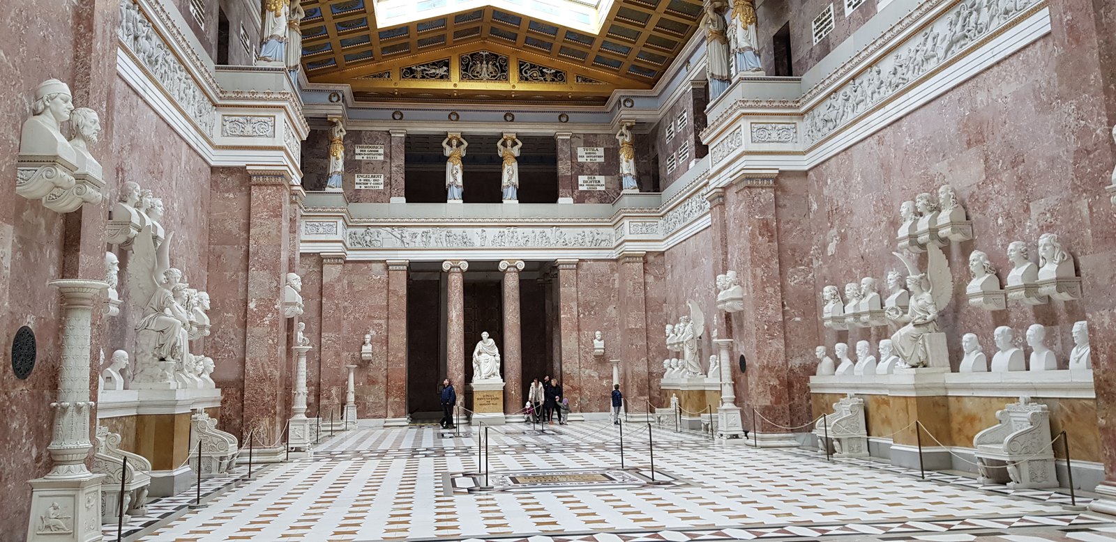 Salão interno do Walhalla com fileiras de bustos de mármore
