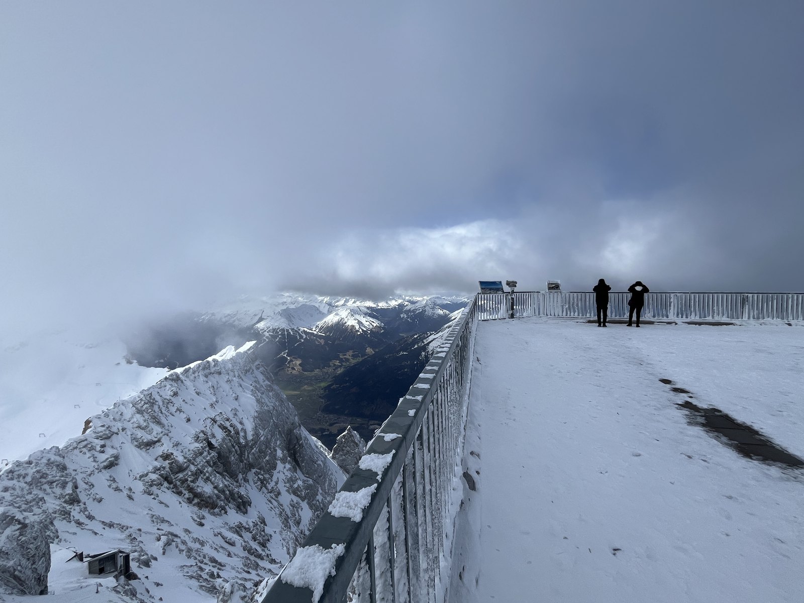 Deque de observação da Zugspitze na neve