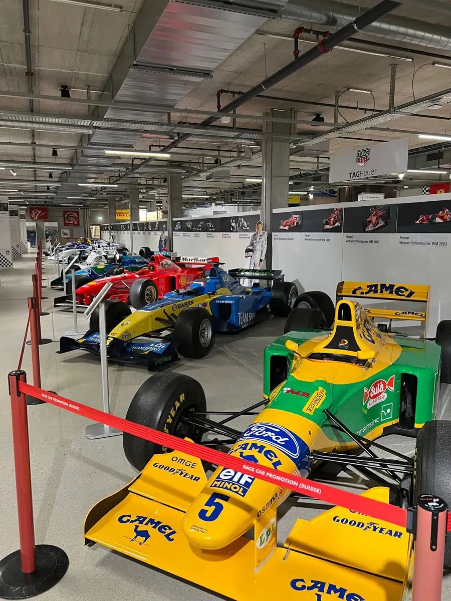 Carros históricos de competição em exposição