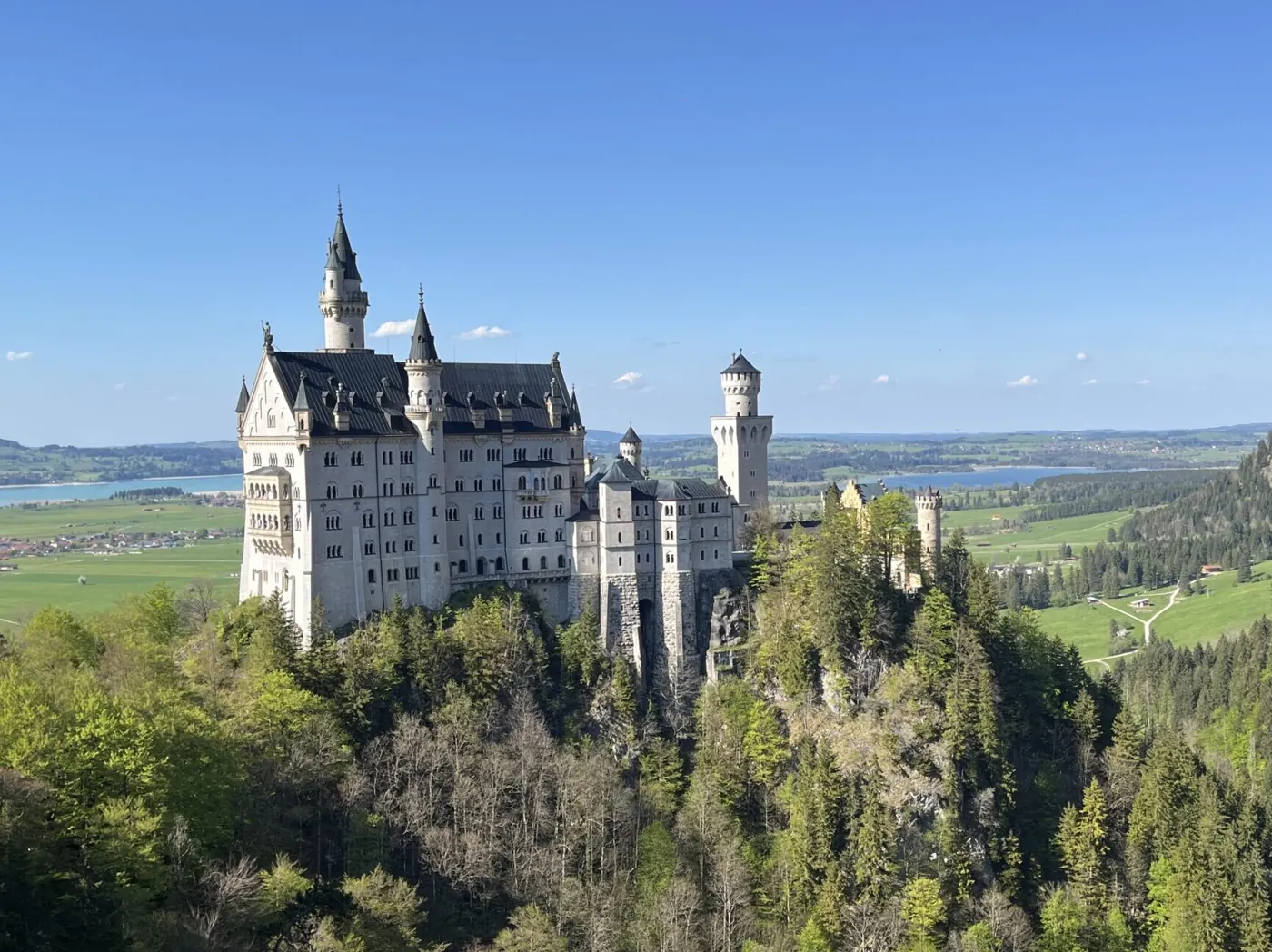 Castelo de Neuschwanstein e a paisagem verde da Baviera