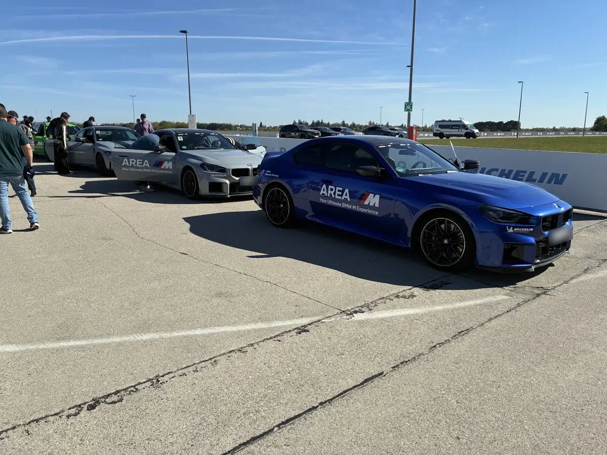Carros BMW AREA M alinhados em uma área de treinamento