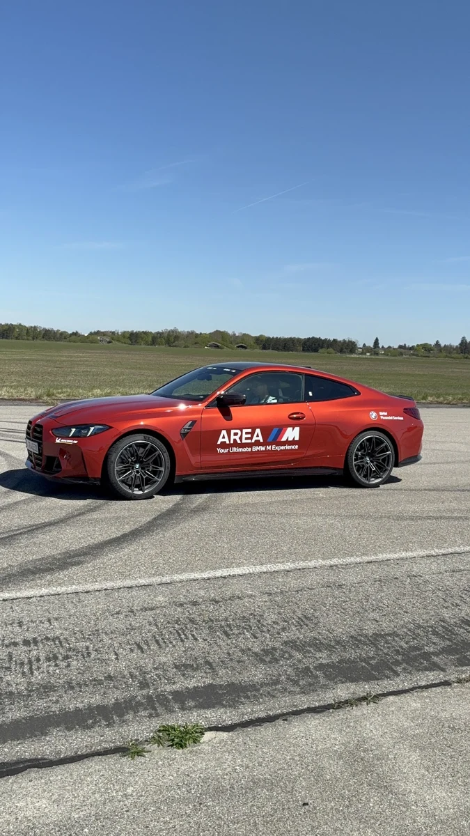 BMW AREA M vermelho visto de lado em uma pista