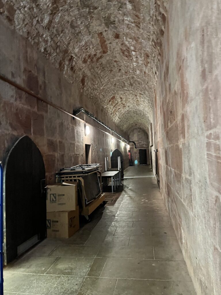 Corredor de serviço abobadado, de arenito, no interior do Castelo de Heidelberg