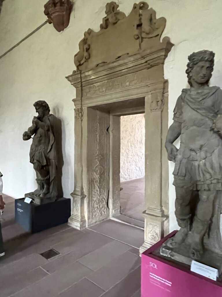 Estátuas originais de arenito da fachada, expostas no interior do Castelo de Heidelberg