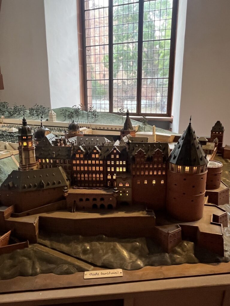 Maquete iluminada do Castelo de Heidelberg antes da destruição, com telhados e torres intactos