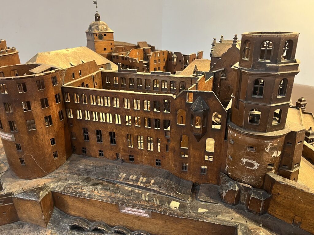 Maquete de madeira do Castelo de Heidelberg em ruínas, com muros e torres sem telhado