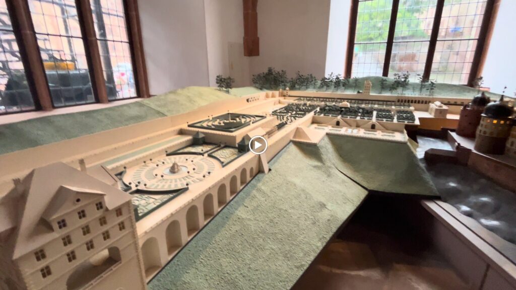 Maquete dos terraços do jardim Hortus Palatinus ao lado do Castelo de Heidelberg
