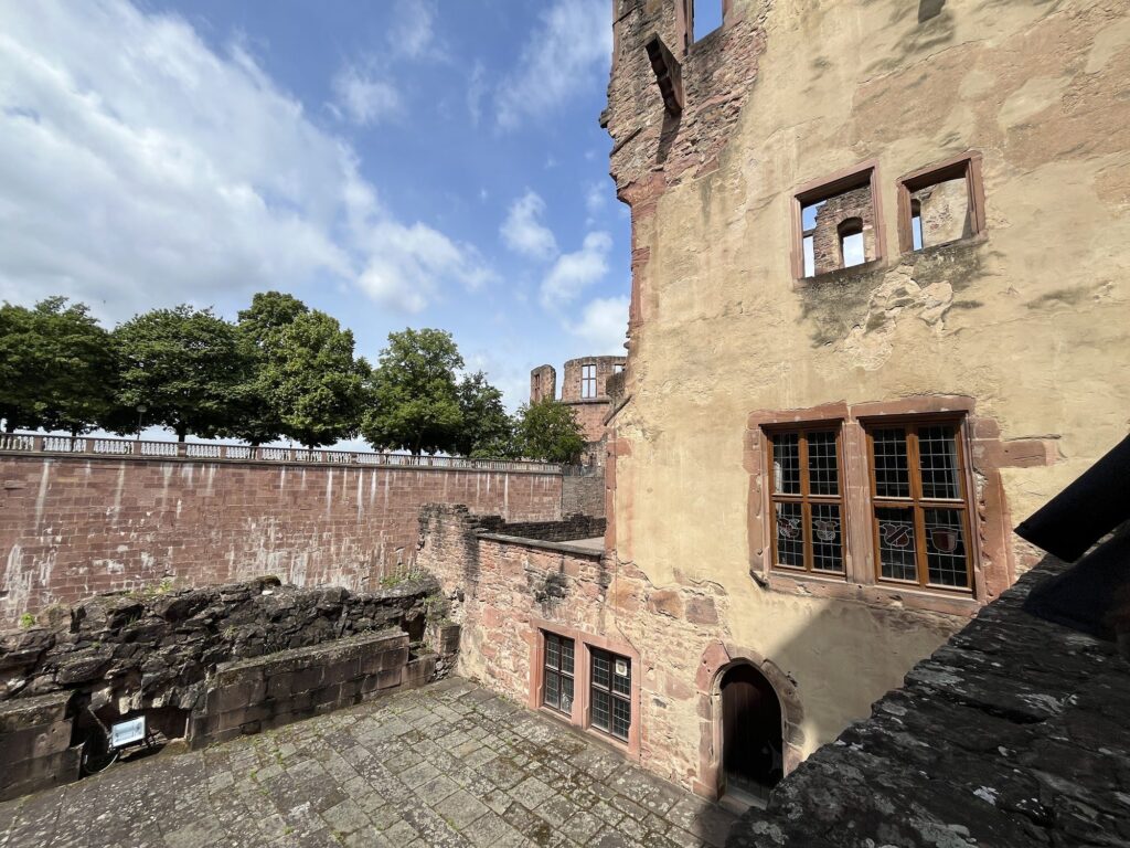 Muros de arenito desgastados nas ruínas do Castelo de Heidelberg