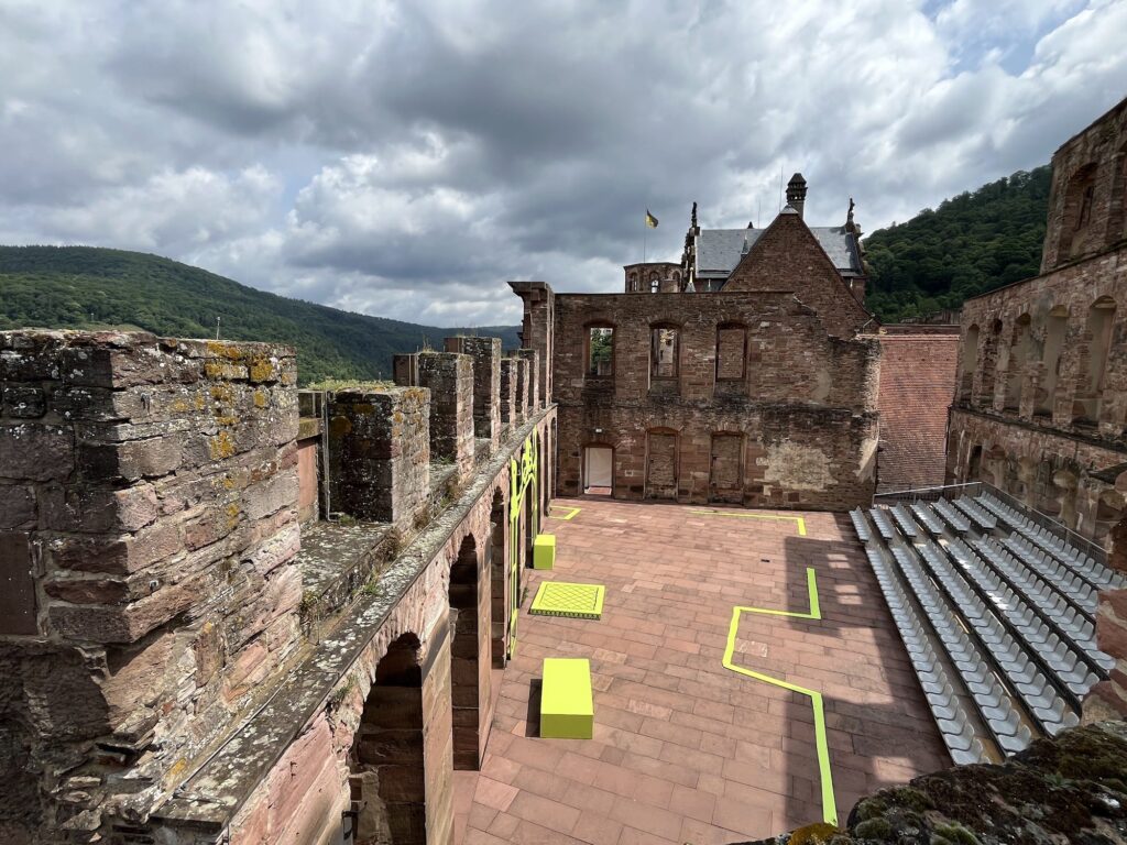 Cenário e plateia montados dentro das ruínas sem telhado do Castelo de Heidelberg