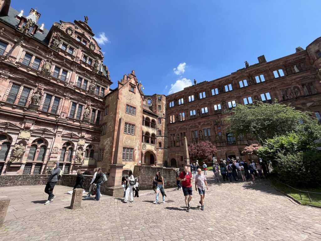 Friedrichsbau à esquerda, Gläserner Saalbau ao centro e Ottheinrichsbau à direita, no pátio do castelo