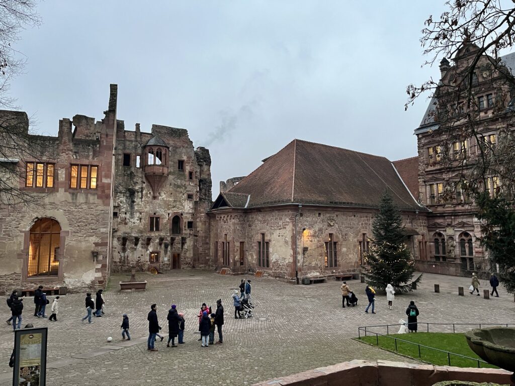 Pátio do Castelo de Heidelberg ao entardecer de dezembro