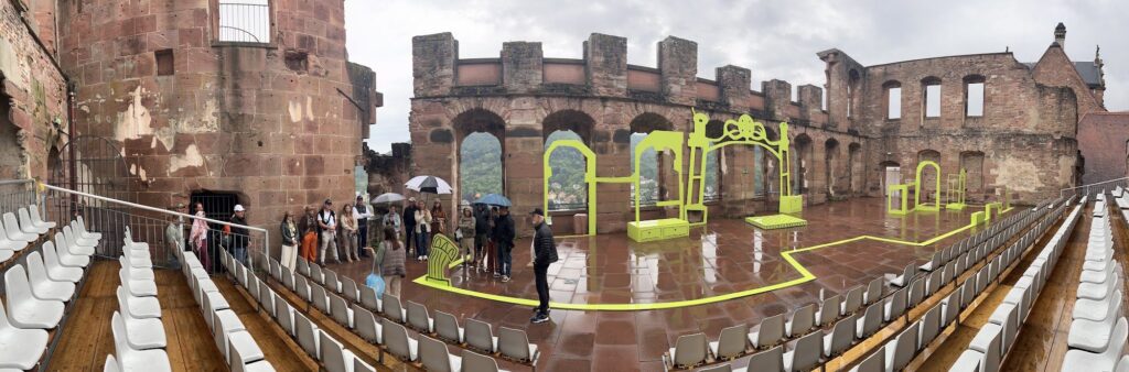 Fileiras de cadeiras e cenário nas ruínas do castelo para o festival de verão