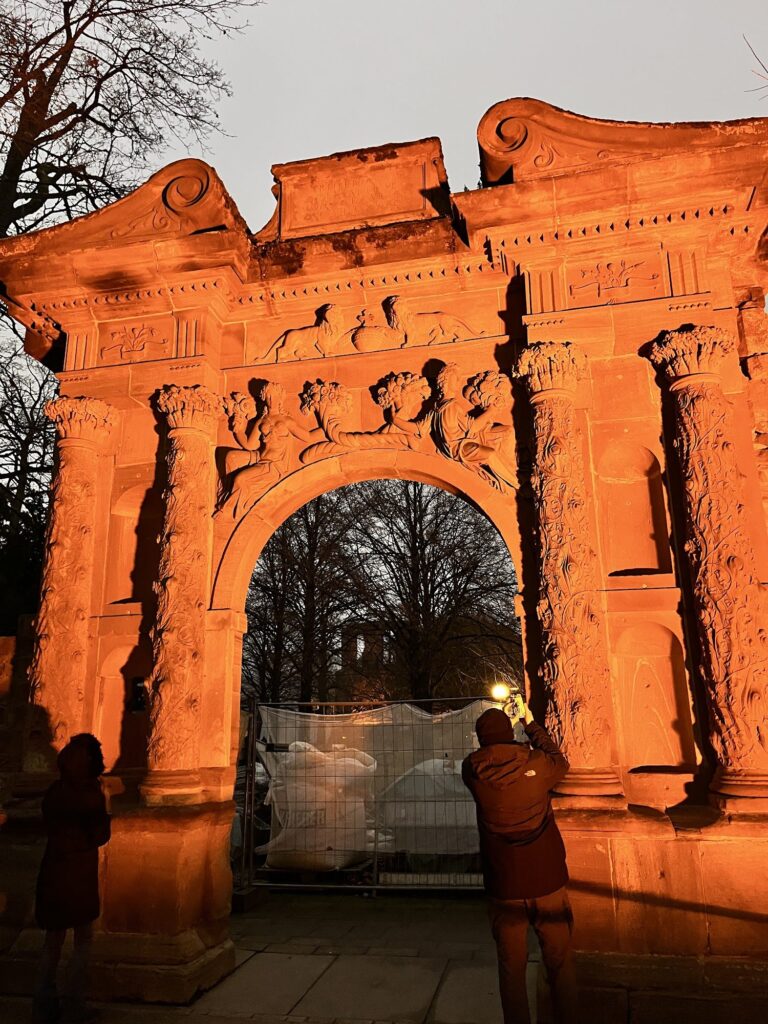 Portão de Elisabeth no Castelo de Heidelberg iluminado ao entardecer