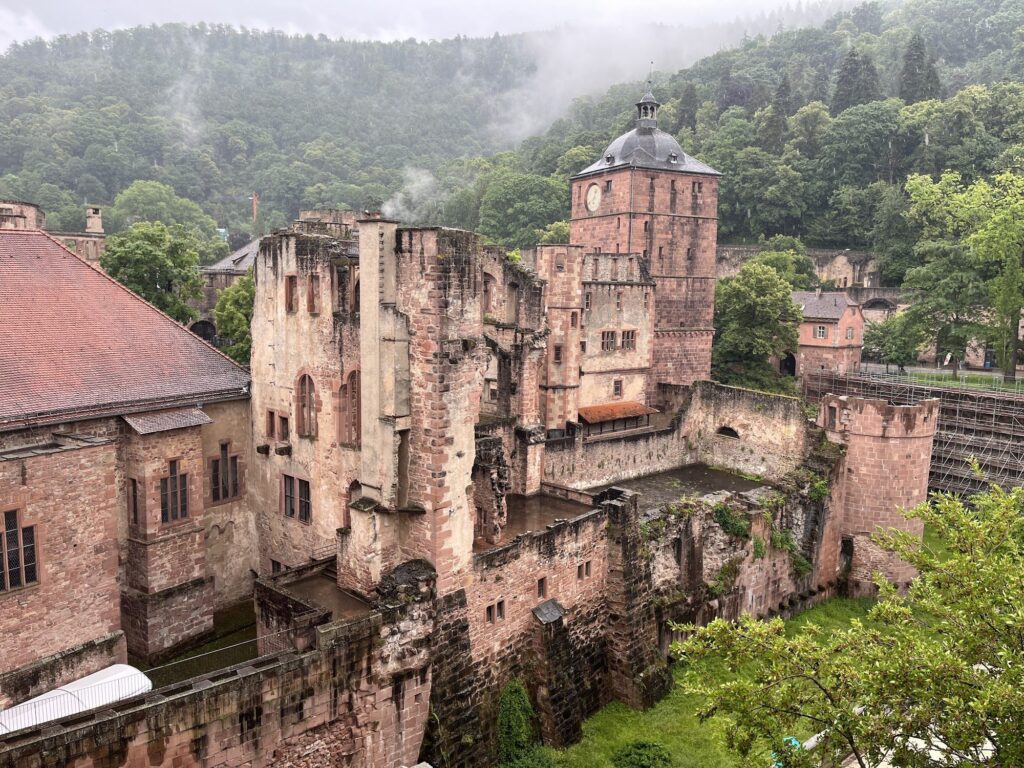 Ruínas sem telhado do Castelo de Heidelberg abaixo da torre do portão, num dia de neblina