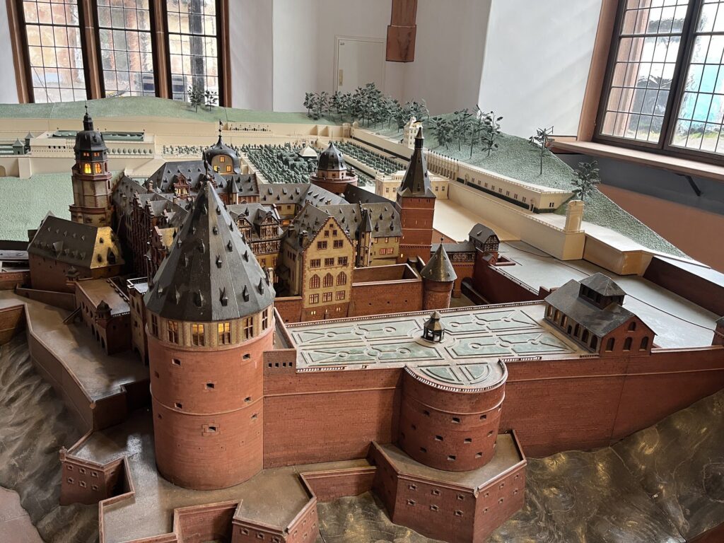 Maquete do Castelo de Heidelberg e dos jardins antes da destruição, na sala das maquetes