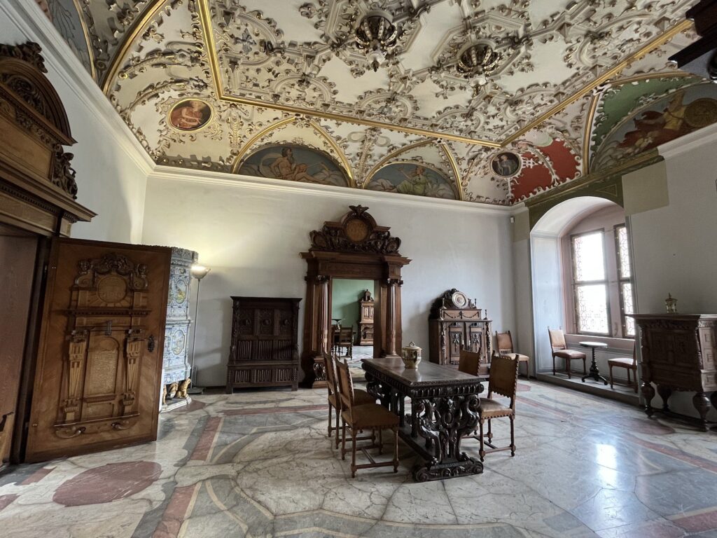 Sala com teto de estuque branco e dourado no interior do Castelo de Heidelberg
