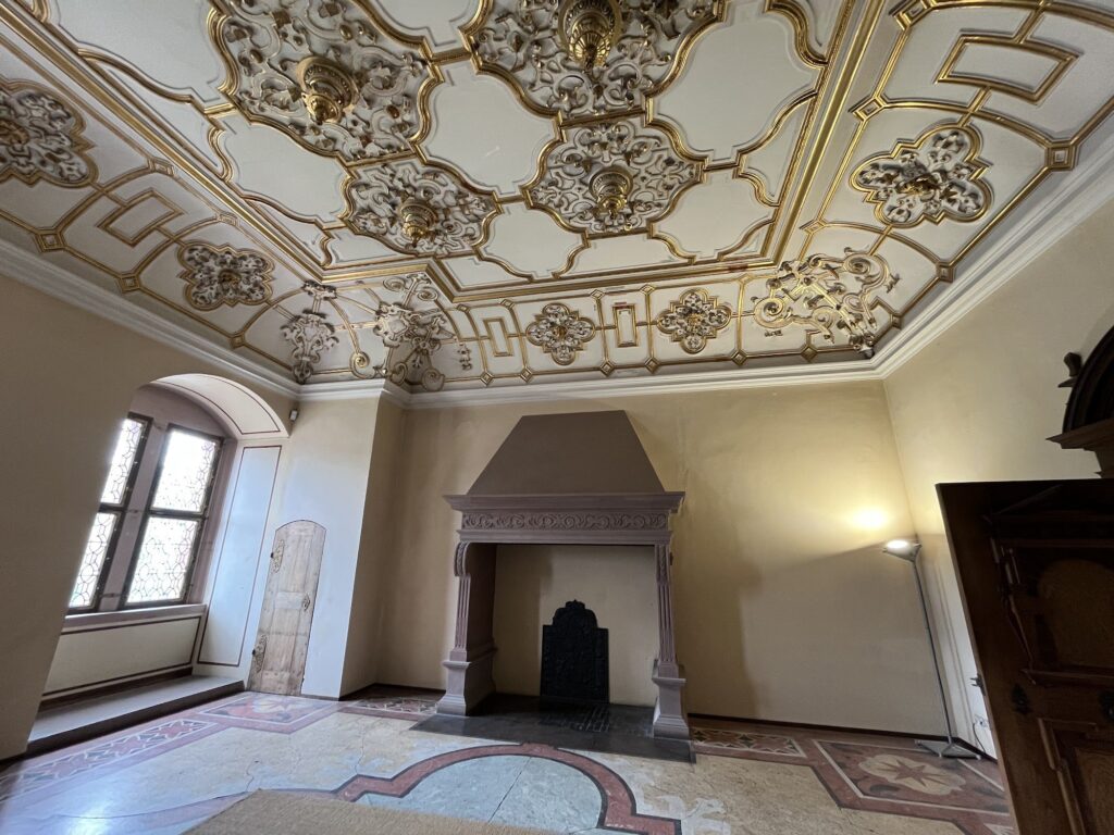 Teto de estuque e lareira de pedra numa sala do Castelo de Heidelberg