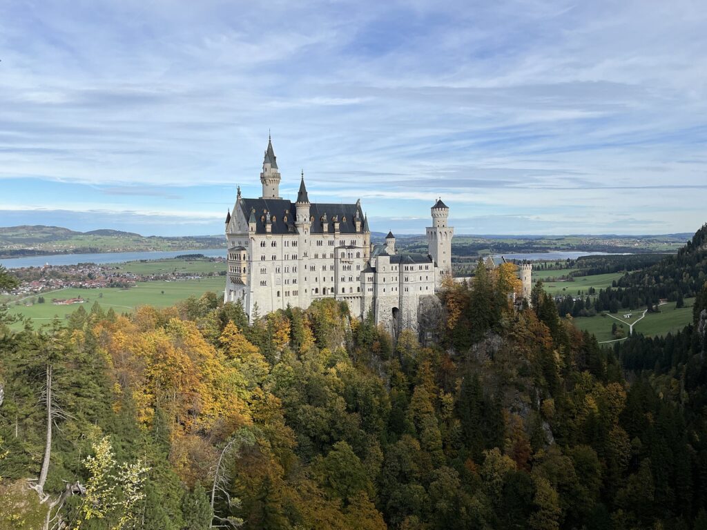 Castelo de Neuschwanstein no outono, Baviera Castelo de Neuschwanstein no outono, com o lago Forggensee e a planície de Schwangau ao fundo