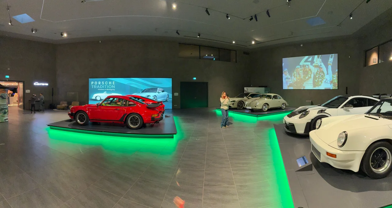 Automóveis Porsche de diferentes gerações em exposição