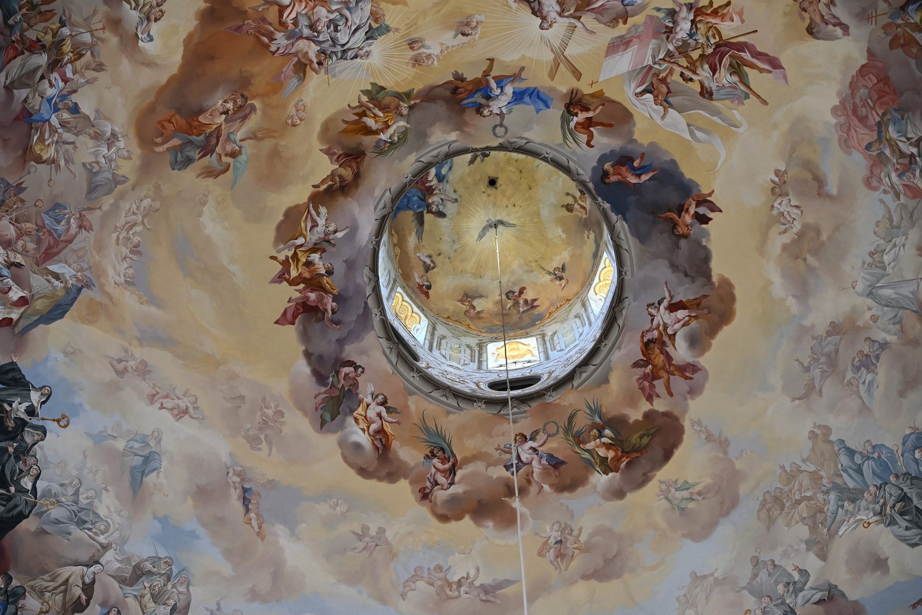 Afresco da cúpula do Mosteiro de Ettal visto de frente, com o óculo da lanterna ao centro