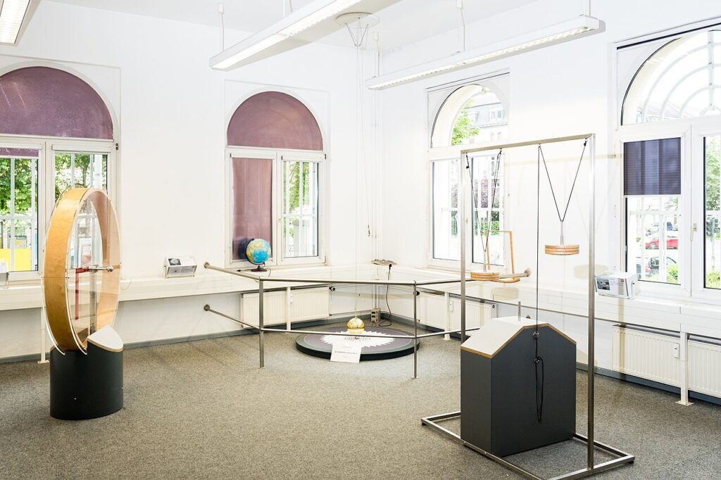 Sala do Experiminta, em Frankfurt, com estações interativas de ciência junto às janelas