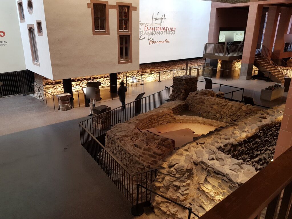 Ruínas de pedra da Kaiserpfalz franconofurd, sob o Stadthaus am Markt, no centro histórico de Frankfurt