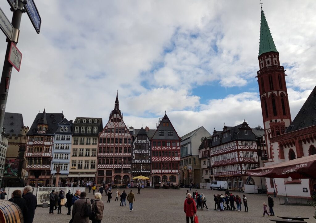 A praça Römerberg, no centro histórico de Frankfurt, com casas de enxaimel e visitantes