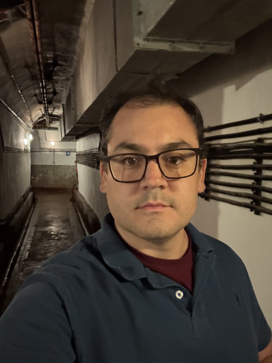 Raphael Almeida, autor deste guia, numa galeria do forte de Hackenberg