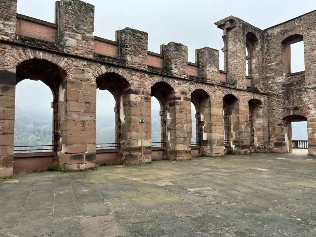 Arcadas de pedra no terraço do Castelo de Heidelberg em um dia de inverno