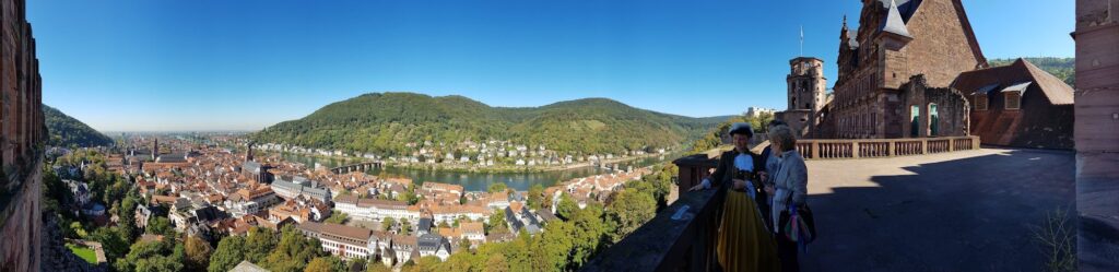Panorama do terraço do Castelo de Heidelberg sobre a cidade velha, o rio Neckar e o Heiligenberg