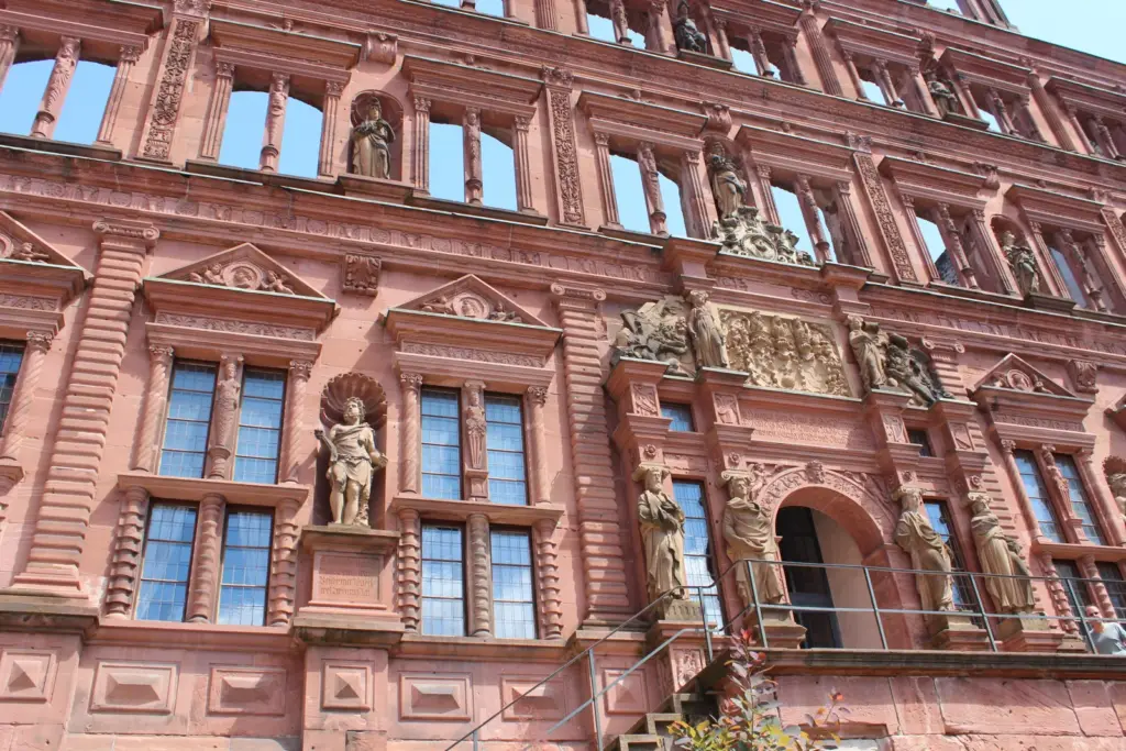 Esculturas e janelas da fachada do Friedrichsbau, no Castelo de Heidelberg