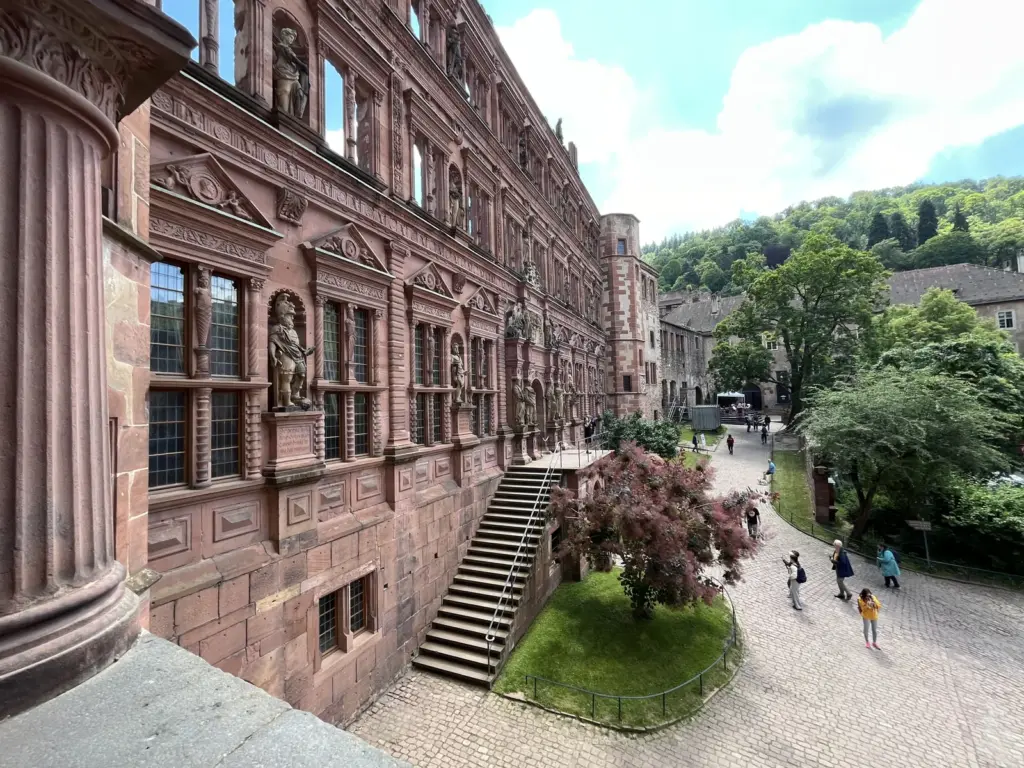 Fachada e escadaria do Friedrichsbau vistas pela lateral do pátio