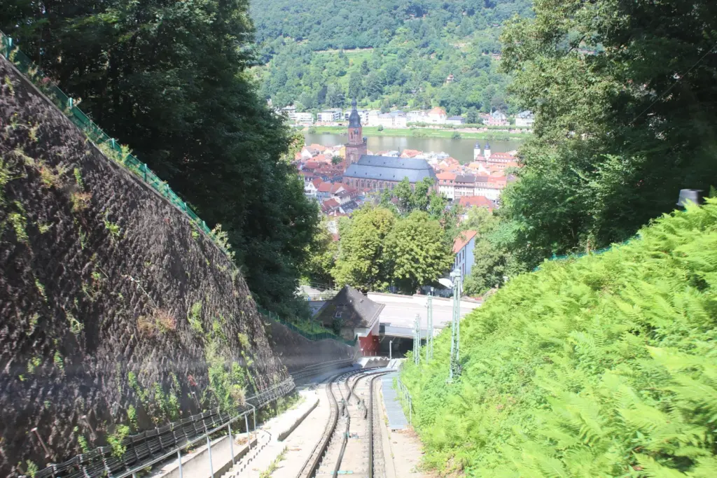 Trilhos do funicular na encosta com a Cidade Velha ao fundo