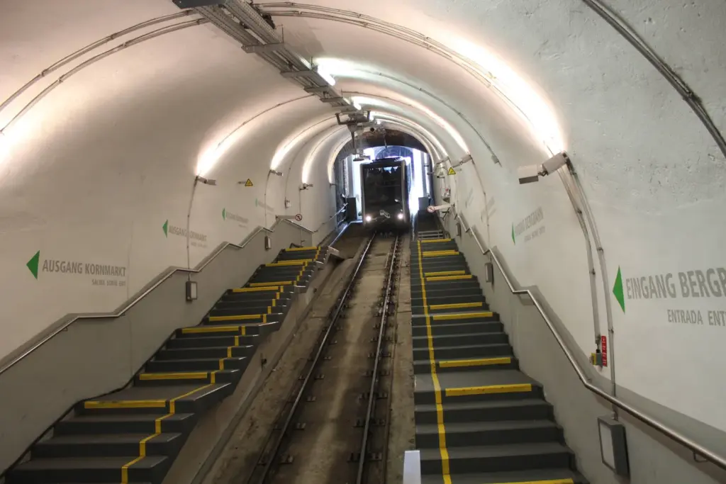 Trilhos e escadas na estação subterrânea do funicular de Heidelberg