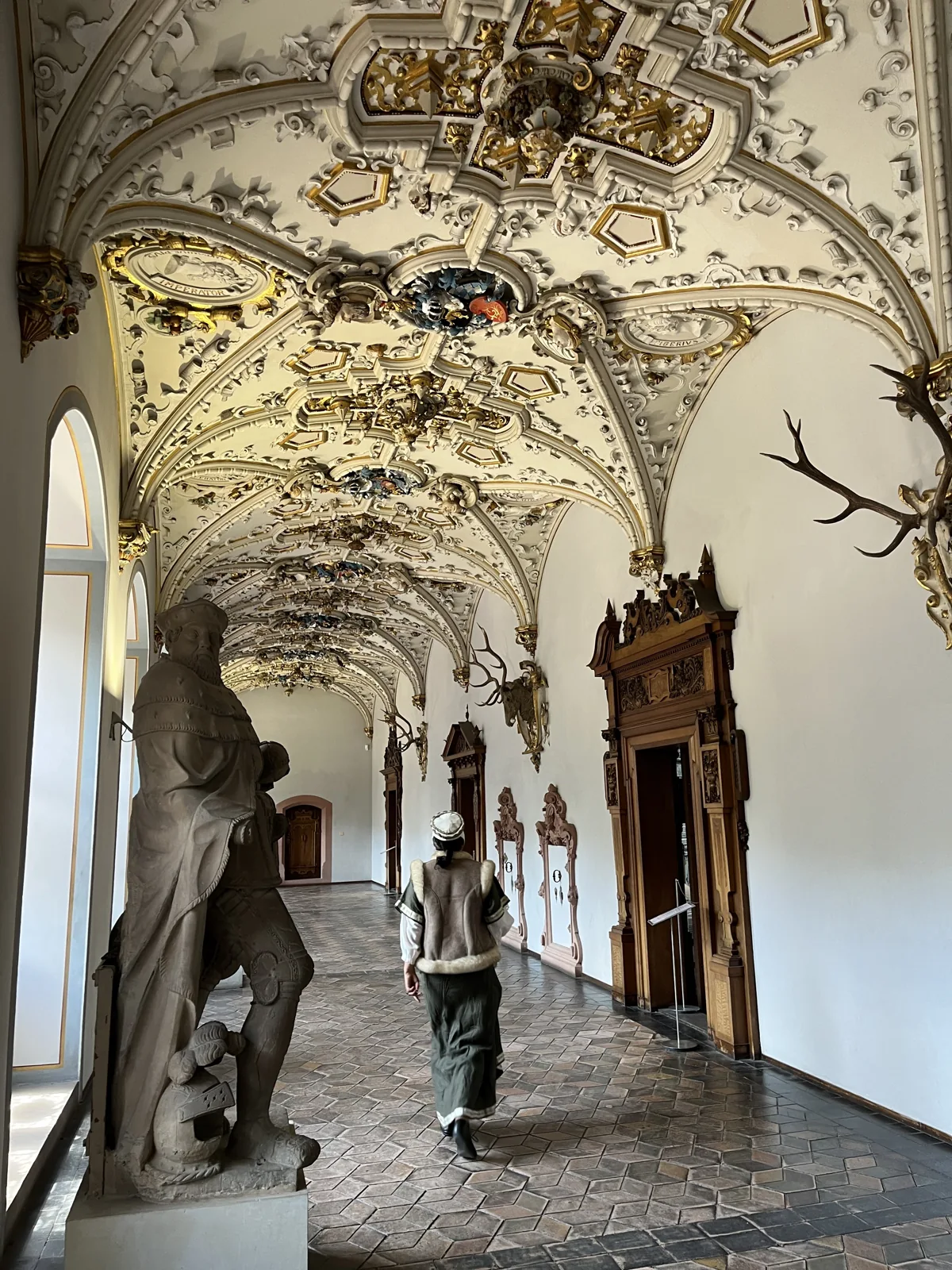 Galeria do Castelo de Heidelberg com esculturas e teto ornamentado