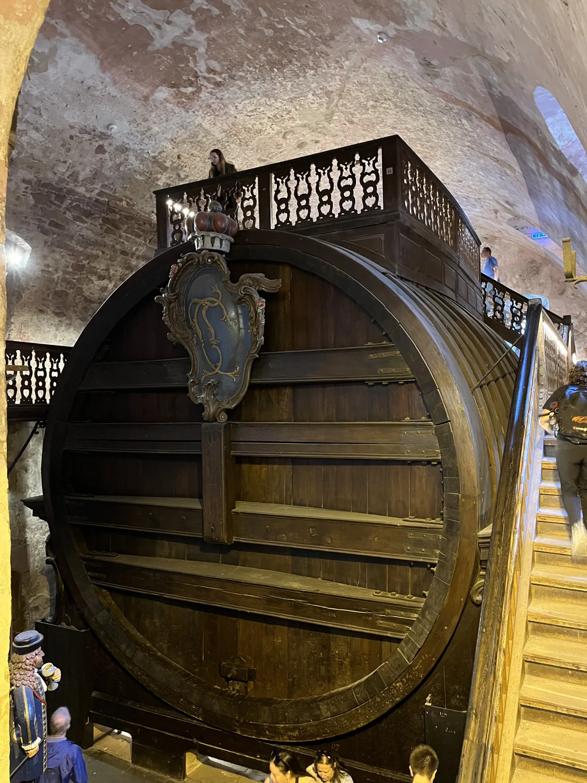 Grande Barril de Heidelberg, com escadas e plataforma de madeira