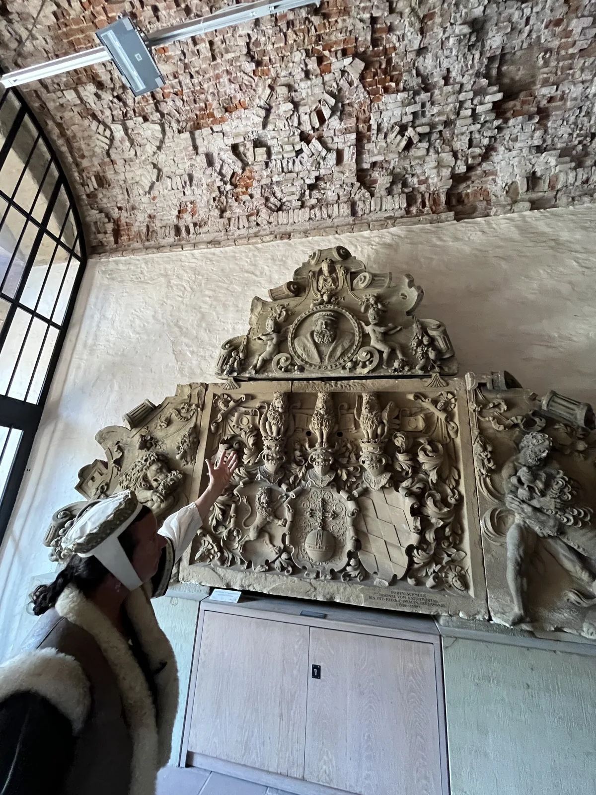Lareira de pedra esculpida no interior do Castelo de Heidelberg