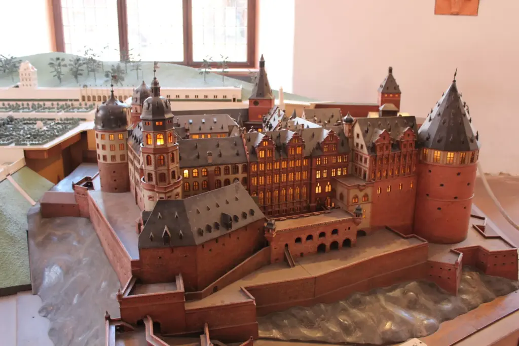 Maquete do Castelo de Heidelberg com telhados e torres, representando o conjunto antes das ruínas