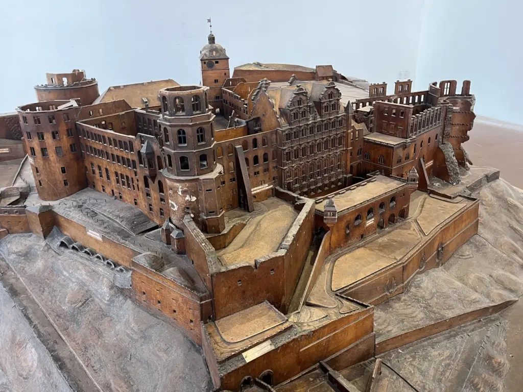 Maquete do Castelo de Heidelberg com torres e alas em ruínas