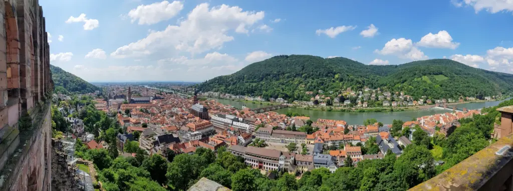Telhados da Cidade Velha e Ponte Velha sobre o rio Neckar
